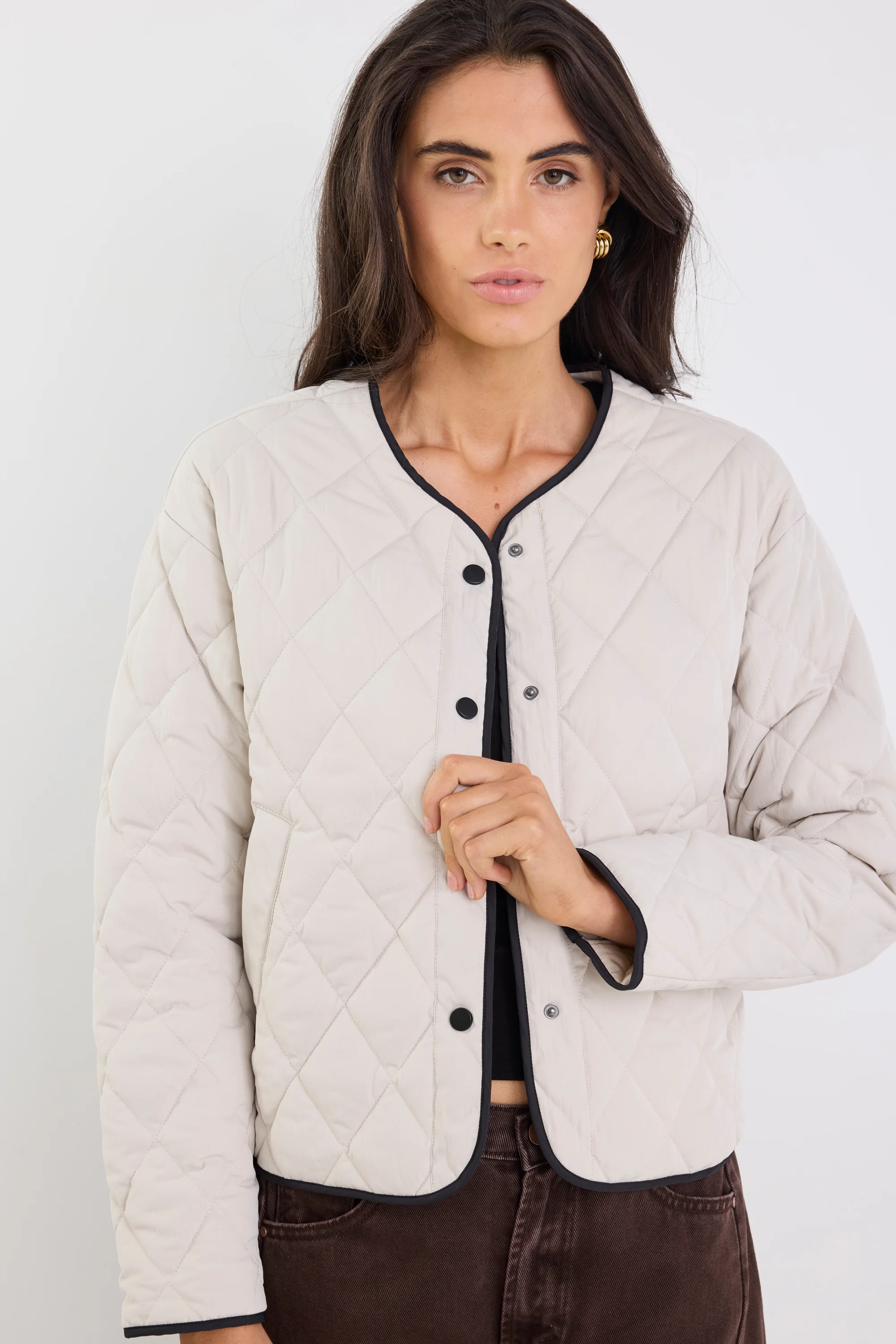 Apex Bone Collarless Quilted Contrast Piping Puffer Jacket - Image 3
