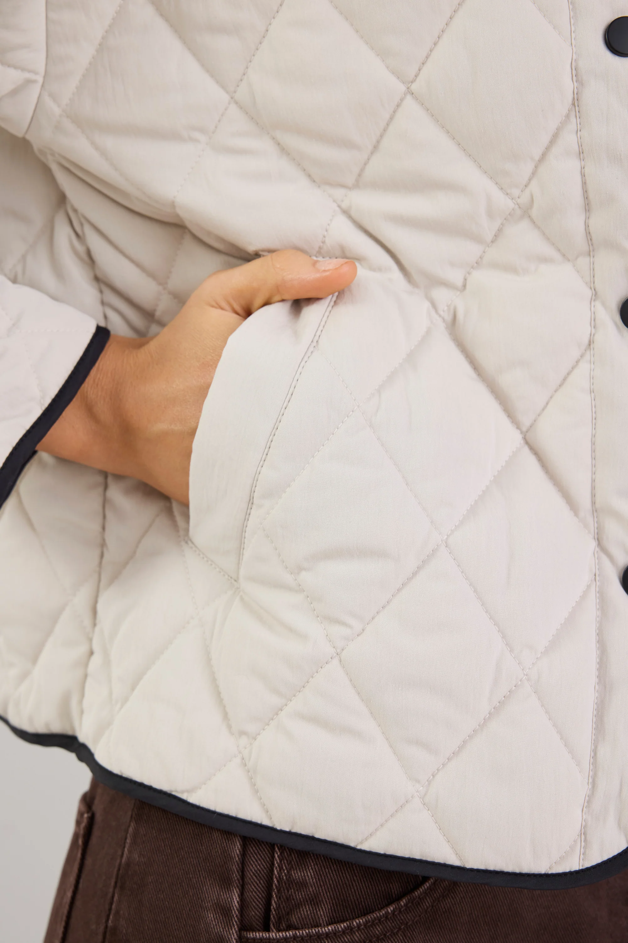 Apex Bone Collarless Quilted Contrast Piping Puffer Jacket - Image 6