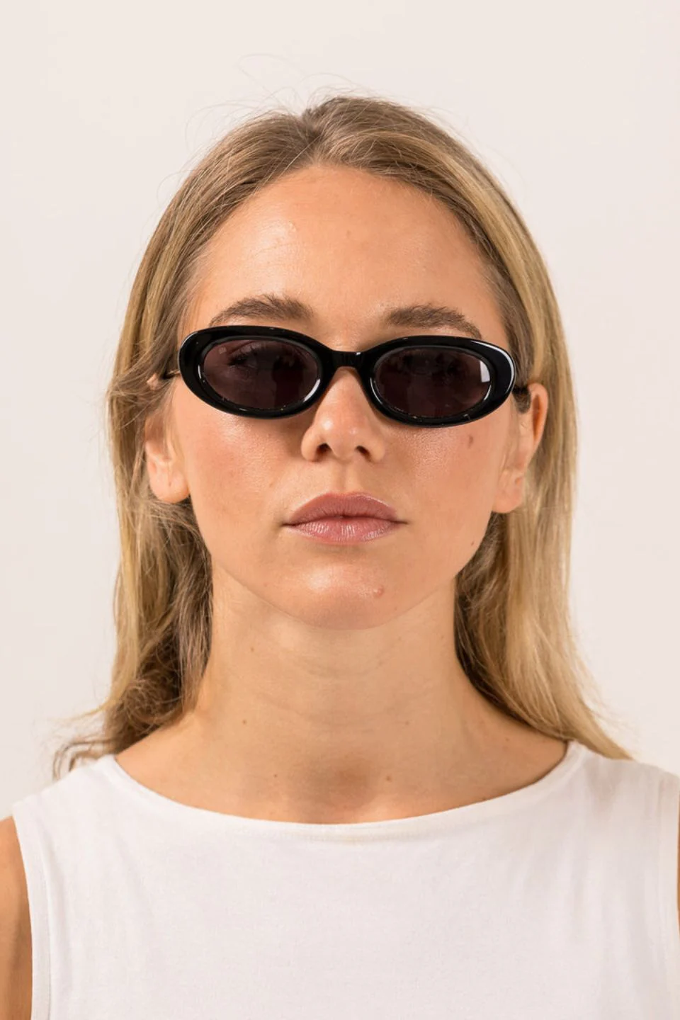 Lourdes Black Oval Sunglasses - Image 3