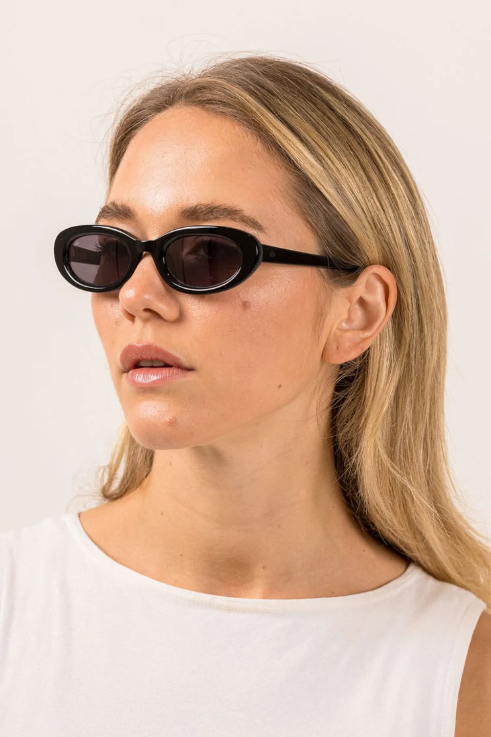 Lourdes Black Oval Sunglasses - Image 4