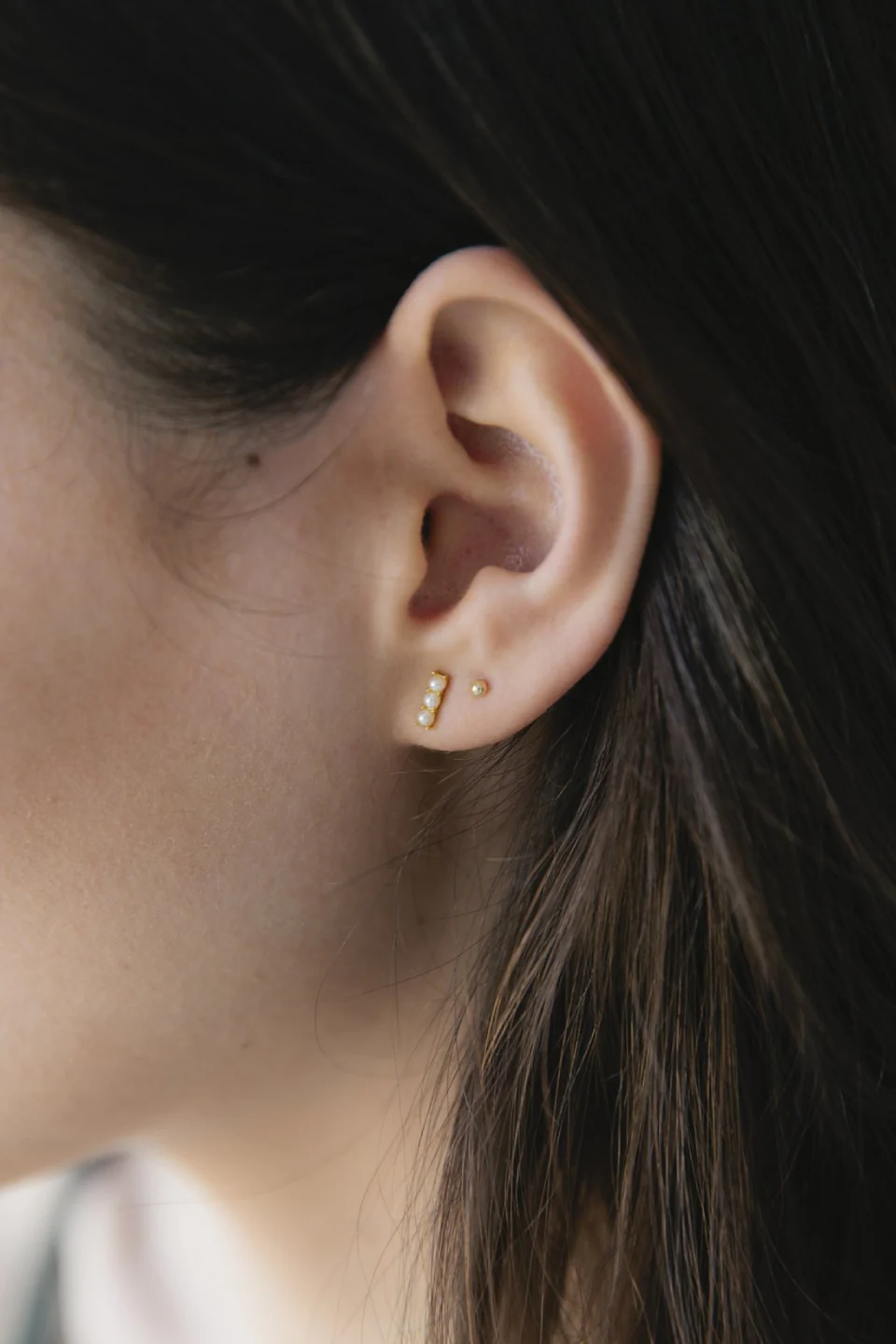 Pearl Bar Stud Earrings Gold - Image 2
