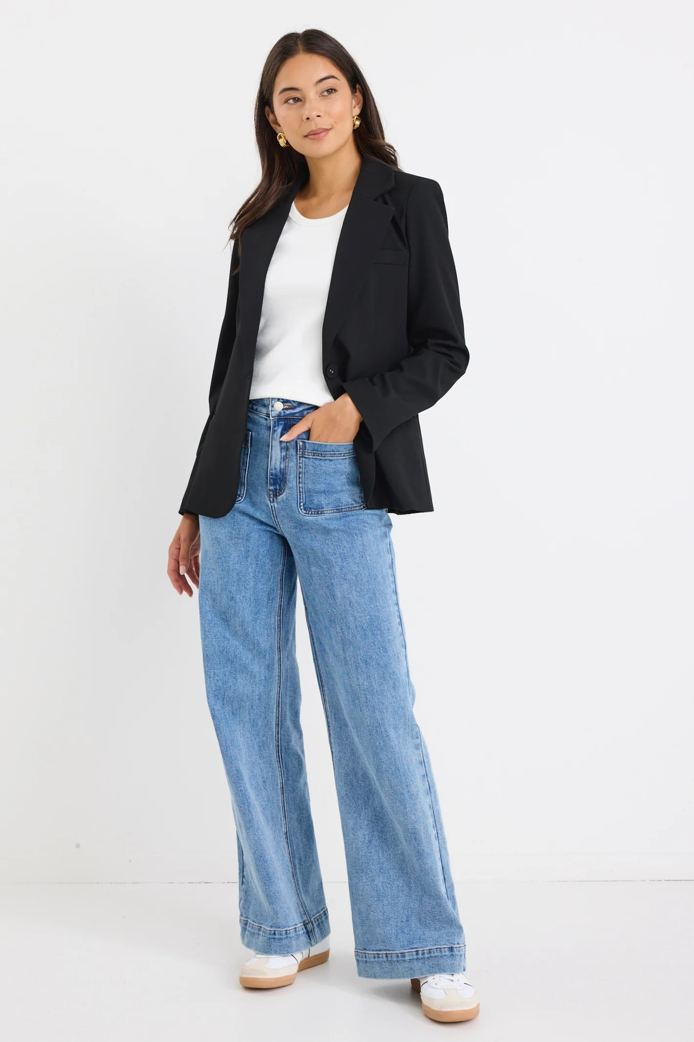 Suave Black Fitted Short Blazer - Image 3